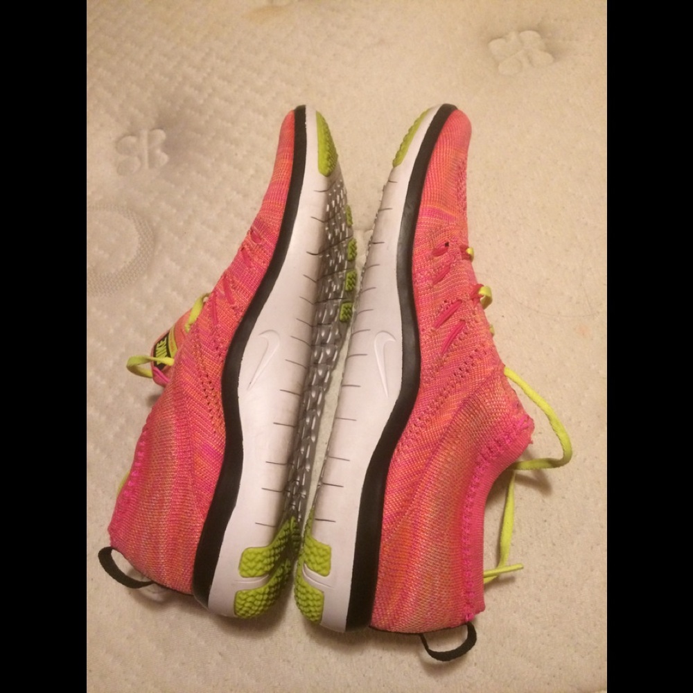 NIKE WOMEN FOCUS FLYKNIT